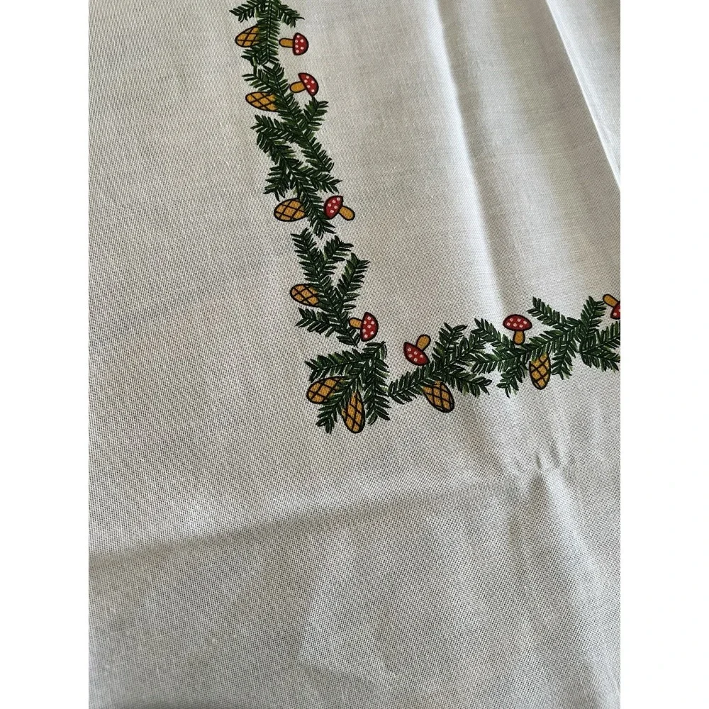 Vintage‎ Christmas Tablecloth NOS Candle Mushroom Ornament Pinecone Green Border